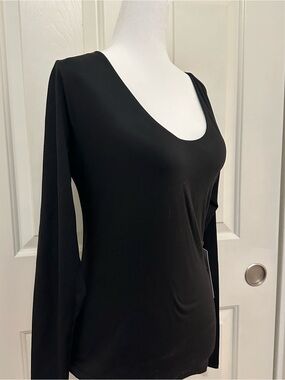 Women's Black Long-Sleeve Scoop Neck Tee